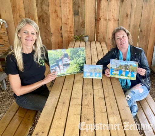 Natalie Bach (l.) und Brina Stein zeigen den neuen Fotokalender mit Motiven aus Eppstein.