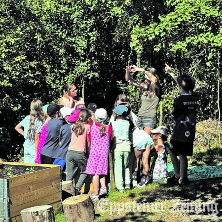 Vor den neuen Hochbeeten sollten die Schüler beim Gartenquiz die Pflanzen erkennen.Foto: privat