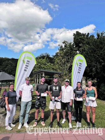 Siegerehrung beim TC Eppstein (v.r.): Lea Teffner (2. Platz Damen), Hanna Resch (Siegerin Damen), Hauptsponsor Frank Reber, Niklas Noll (2. Platz Herren), Julius Seifert (Sieger Herren), B-Schiedsrichter Tim J&auml;ger und C- Schiedsrichterin Anja B&uuml;hler. Foto: privat