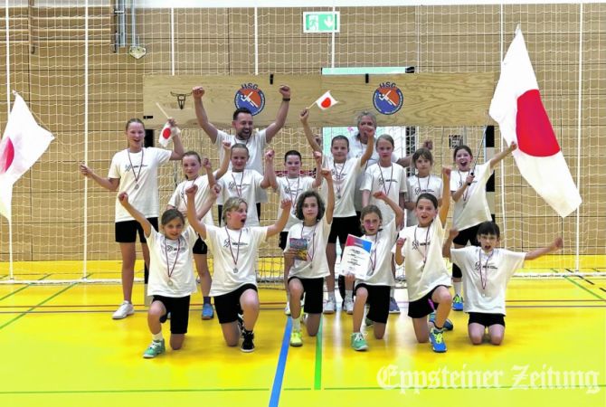 Die E-jugend-Handballerinnen der HSG EppLa jubeln über Platz 2 beim Mini Handball Championship. Foto: privat