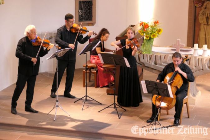 Das Franck Piano Quintett mit Michel Gershwin, Igor Mishurisman, Anna Victoria Tshayeva, Anastasiya Mishurisman und Dimitrij Gornowskij (v.li.) in der Talkirche.Foto: Heike Schuffenhauer