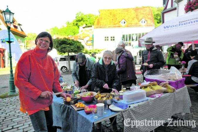 Tomaten aus dem eigenen Garten, selbst gemachte Dips und Marmelade, Bio- und Fairtrade-Aufstrich: Die Teilnehmer sorgten für ein reichhaltiges Angebot beim Altstadtfrühstück.	Foto: bpa