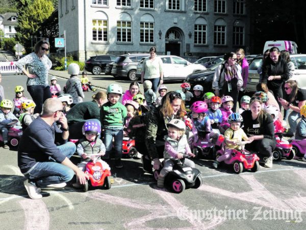 Großes Gedränge beim Start in der Rossertstraße zum Bobbycar-Rennen der Talkirchengemeinde. Foto: privat