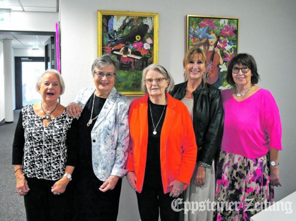 Fünf Eppsteiner Künstlerinnen im Musikschulhaus (v.li.): Gesche Waserstraß, Gisela Rasper, Regine Joos, Regina Lüneberg, Anita Simon.Foto: Caren Lewinsky