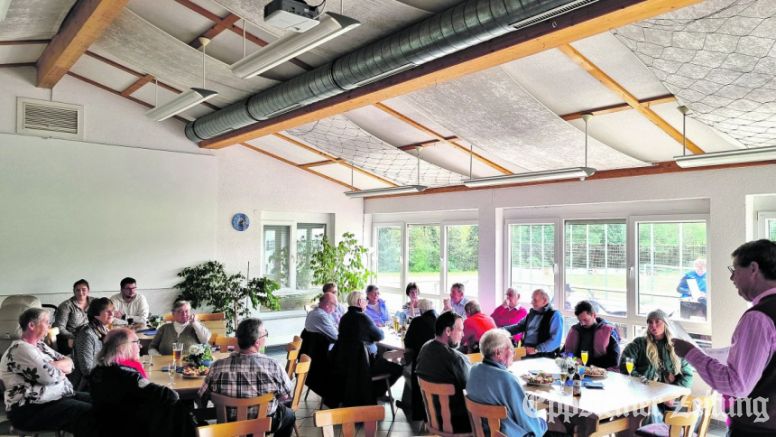 SG-Vorsitzender Robert Etmans (r.) begrüßt die Gäste zur „Jubiläums-Meisterfeier“.  Foto: privat