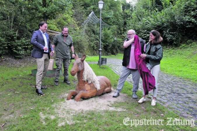 Alexander Simon, Peter Kistinger, Albert Marthaler und Eva Waitzendorfer-Braun (v.li.) enthüllen die neue Attraktion auf dem Spielplatz.