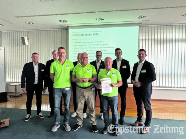 Die Vertreter der Jury des Deutschen Sportbundes (im Hintergrund) verleihen Oliver Halboth, Bernd Weil und Bernhard Gruber (v.l.) von der TSG Ehlhalten den Bronzenen Stern.Foto: privat