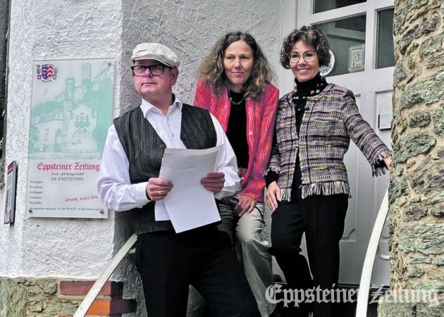 Gegenwart trifft auf Vergangenheit: Volker Steuernagel als Verlagsgr&uuml;nder Franz L&ouml;ber und die beiden heutigen Zeitungsmacherinnen Julia Palmert und Beate Schuchard-Palmert (v.li.). Foto: Sabrina Reulecke