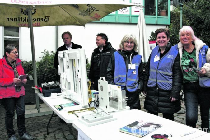 Prävention mit Seniorenberatung und Polizei (v.re.): Christa Schacke, Julia Pretsch, Marie-Luise Hey, Florian Meerfeld und Jürgen Seewald.