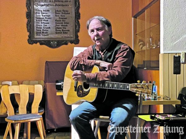 Der Frankfurter Liedermacher Rainer Weisbecker bei den Humoristen.Foto: S. Reulecke