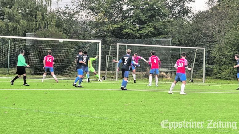 Dennis Morawietz (in Rot im Hintergrund) erzielt per Kopfball das 1:0 für die SG Bremthal gegen Kriftel. Außerdem im Bild (v.l.): Bennet Peterek (Rückennummer 14), Carl Zechel (4) und Lukas Kleber (20). Foto: privat