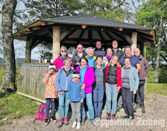 Kampf gegen Wildwuchs und danach traditionelle Herbstwanderung beim TC Ehlhalten. Foto: privat