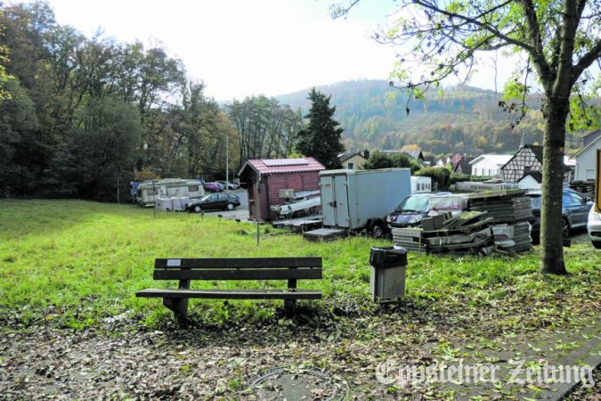 Blick auf die Parkplätze in der unteren Feldbergstraße und die angrenzende Wiese.Foto: Beate Schuchard-Palmert