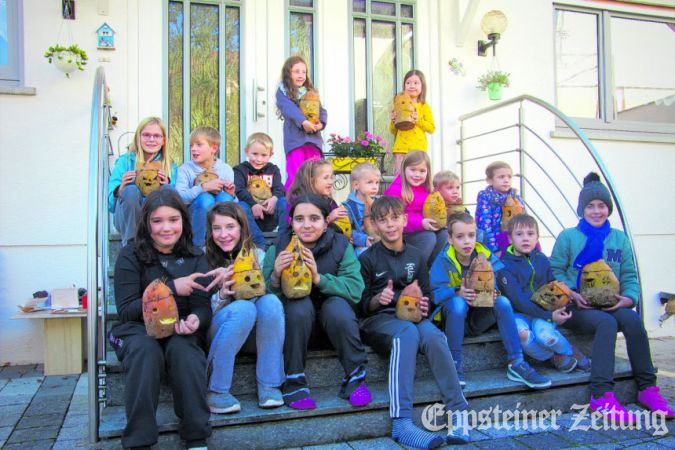 Mit strahlenden Gesichtern präsentieren die Kinder nach der schwierigen Schnitzarbeit ihre originellen Rübengesichter.Foto: privat