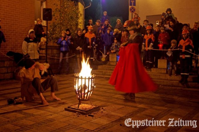 St. Martins-Spiel auf dem Bremthaler Dorfplatz. Archiv-Foto: EZ