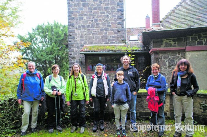 Die Wandergruppe am Neufville-Turm.Foto: Caren Lewinsky