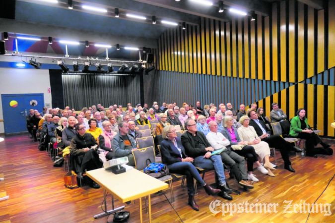 Großer Andrang im Blauen Saal: Viele Anwohner der Bergstraße kamen zum Bürgerdialog mit der Wohnungsbaugesellschaft GWH. Foto: Beate Schuchard-Palmert