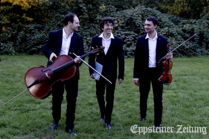 Das Trio Delyria spielt im Landratsamt in Hofheim.Foto: Hanjörg Rindsberg