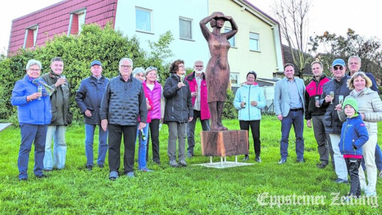 Mit einem Glas Sekt stießen die Gäste auf die neue Skulptur „Weitblick“ im Skulpturenpark an.