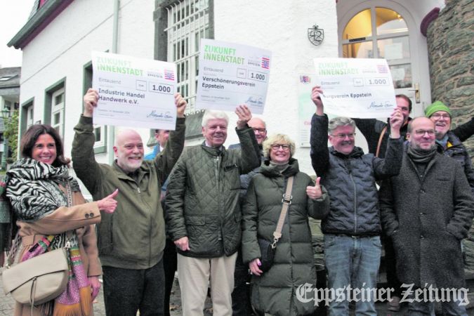 Vertreter von Gewerbeverein Industrie-Handel-Handwerk, Verschönerungsverein und Burgverein freuen sich am Wochenmarkt über die Vereinsspenden der Stadt.Foto: Julia Palmert