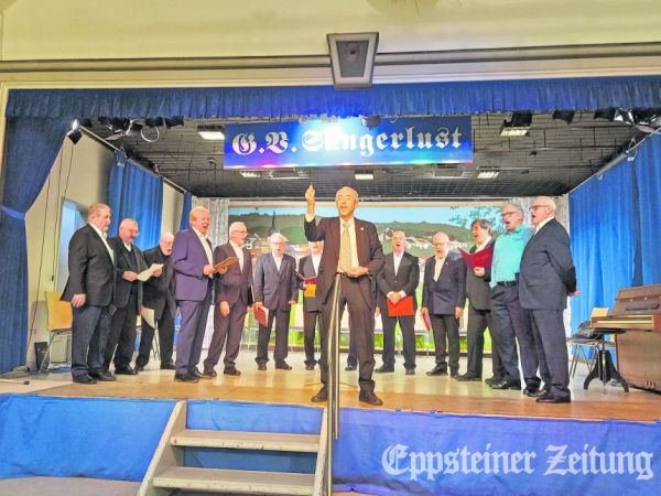 Der Gesangsverein Sängerlust unter dem Dirigat von Ulrich Stoll. Johannes Schwed (blaues Hemd) vom Chor Intermezzo unterstützte seine ehemaligen Sängerfreunde.  Foto: U. Kindermann