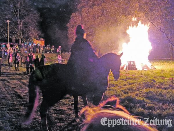 In Ehlhalten geleitete ein Martin hoch zu Ross die Kinder von der Pfarrscheune zum Martinsfeuer am Dorfplatz. Foto: privat