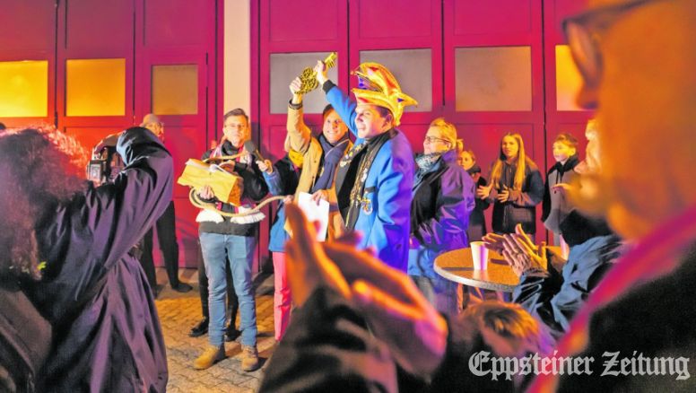 An Fastnacht zu Kokolores bereit: Christoph Striedter, Alexander Simon und Jannis Rösner (v.li.) mit dem heiß umkämpften goldenen Rathausschlüssel. Foto: Ulrich Häfner