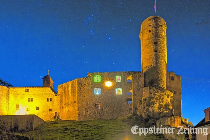 Die Öffnung der Adventsfenster hoch oben auf Burg Eppstein lässt sich aus der Wooganlage gut beobachten. Foto: Detlef Bömelburg