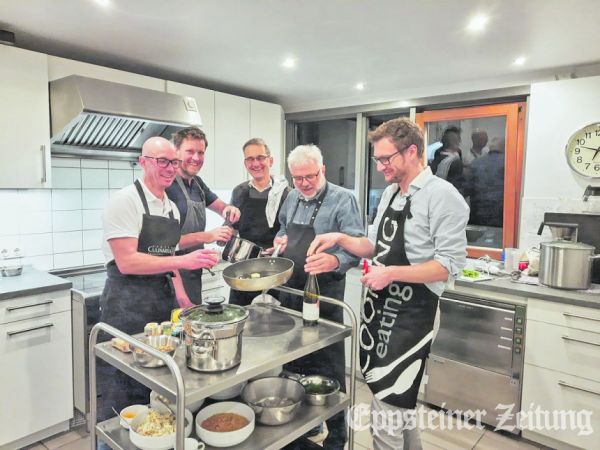 Dirk Roethele (li.) übernahm beim Team „Männer kochen“ die Leitung in der Küche von Emmaus.Foto: privat