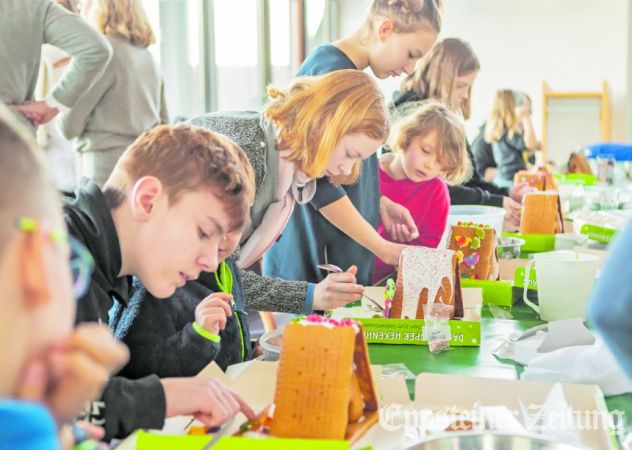 Versunken in ihre Bastelei bei der „Weihnachtskleckerei“ zum Adventsauftakt in Emmaus.Foto: Ulrich Häfner