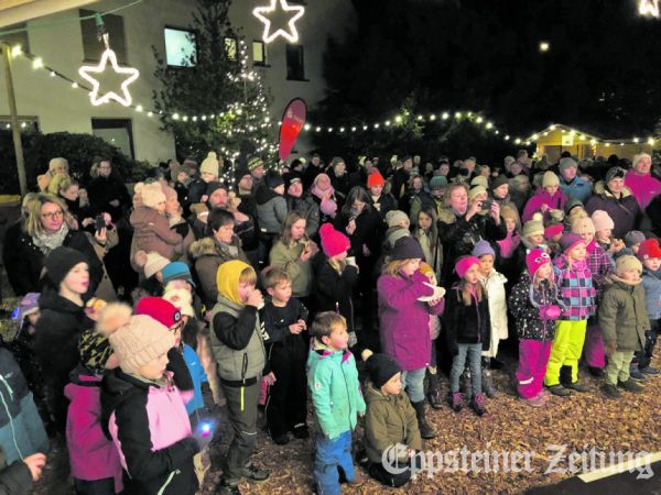 Gro&szlig;e und kleine Besucher lauschen der Geschichte von Engel Magdalena.Foto: Julia Palmert