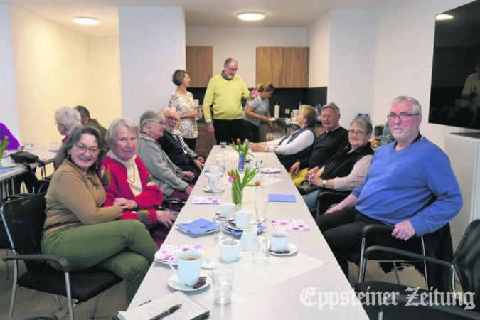 DRK-Chef Stephan Racky (re.) begrüßte im Mai die Gäste der neuen Kaffee-Tafel, die MFE-Mitarbeiterin Gabriele Gerdau ins Leben gerufen hat. 
            Foto: Beate Schuchard-Palmert