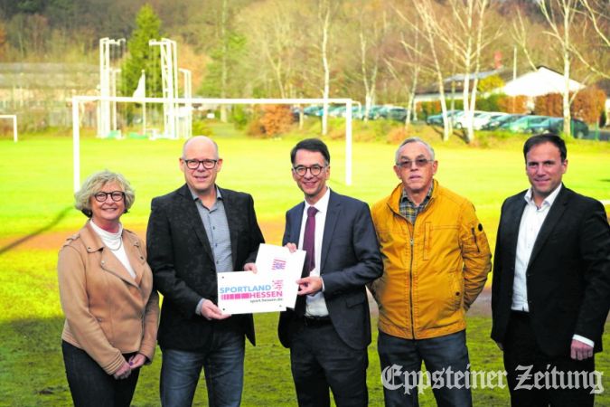 Erste Stadträtin Sabine Bergold, Manfred Helbig, Justizminister  Christian Heinz, Klaus Steinfurth und Bürgermeister Alexander Simon (v. li.) auf der Sportanlage der TSG. Foto: Pressestelle hmdj.hessen