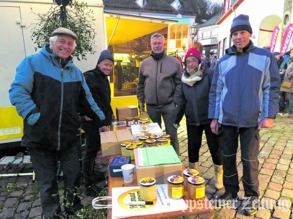 Imker und Natursch&uuml;tzer auf dem Wochenmarkt: Achim von Hein, Klaus Stephan, Karsten Luther, Silvia Planz-von Hein und Robert Kresse. Foto: Julia Palmert