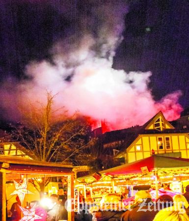 Die bengalische Beleuchtung der Burg beschließt auch in diesem Jahr den Eppsteiner Weihnachtsmarkt. Foto: Detlef Bömelburg.