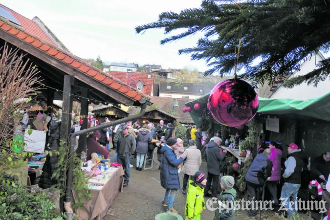 Gemütliches Beisammensein beim Adventsmarkt der Vereine.Foto: Beate Schuchard-Palmert