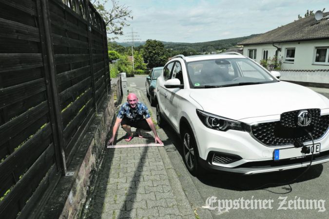 Im Sommer war Alexander Mandenge noch Besitzer eines E-Autos. Weil er die Kabelbrücke nicht über den Bürgersteig legen durfte, hat er es inzwischen verkauft und fährt wieder ein Auto mit Verbrennermotor.