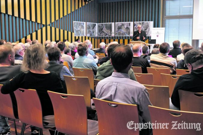 Ingenieur Andreas Blank erklärt den interessierten Zuhörerinnen und Zuhörern bei der Versammlung im Juni die Simulation zur Berechnung von Starkregengefahren im Stadtgebiet von Eppstein.Foto: B. Schuchard-Palmert