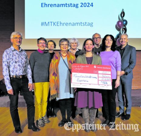 Mitstreiter im Familienzentrum bei der Preisverleihung: Klaus Schlotterer, Pfarrerin Heike Schuffenhauer, Gabriele Gerdau, Gisela Rasper, Maria Augustin, Almut Karig, Wolfgang Schmitz, Alla Serhiieva und Landrat Michael Cyriax (v.l.).Foto: privat