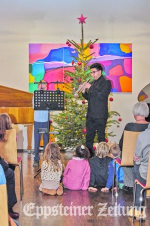 Aufmerksam lauschen die Kinder Trompeter Edwin Cabrera. Foto: Walter Adler/adler-photoart.de