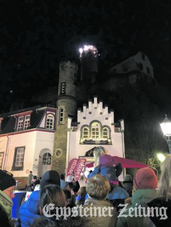 Zum Abschluss des Weihnachtsmarktes btauchte die Stadtwache die Burg wieder in bengalisches Licht und ließ Funken vom Bergfried regnen. Vor dem Alten Rathaus schauten große und kleine Besucher zu.Foto: Julia Palmert