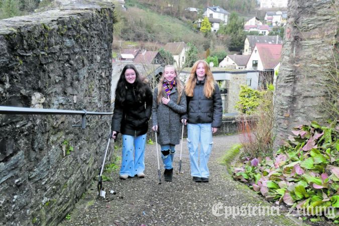 Annabel, Ida und Sarah sammeln Müll und Pfandflaschen im Stadtgebiet.
            Foto: Beate Schuchard-Palmert