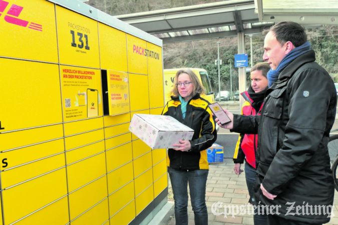 Alexander Simon testet die App-gesteuerte Packstation am Bahnhof mit Daria Turcaso und Gabriele Schulz (v.re.). bpa