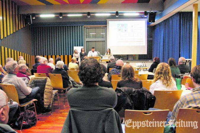 Aufmerksame Zuh&ouml;rer bei der Pr&auml;sention der Studentenarbeiten zur Stadtentwicklung und der Nutzung der Sparkassen-Akademie.Foto: Beate Schuchard-Palmert