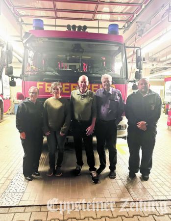 Vereinsvorsitzende Linda Kliese-Dürrich mit Astrid Seiffen (25 Jahre Mitgliedschaft im Feuerwehrverein), Ralf Welsch (40 Jahre), Werner Seidel (10 Jahre) und Wehrführer Sven Steinmetz (v.li.)Foto: privat