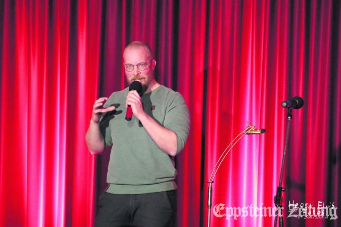 Moderator Jan Cönig beim Poetry-Slam 2021 in Eppstein.Foto: EZ-Archiv/Jonas Schönian