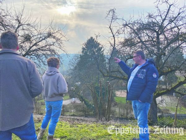 Auf dem Campingplatz werden unter Anleitung die alten Obstb&auml;ume beschnitten.Foto: privat