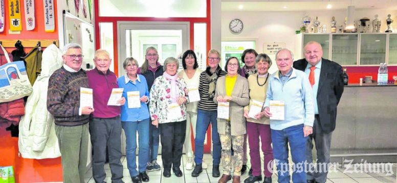 Sportabzeichen-Übergabe beim TuS (v.l.): Dieter Lambert (19 Sportabzeichen), Heinz Meyen (12), Anni Eisenbach (40), Ute Mauer (6), Helene Hoffmann (45), Lieselotte Vogel (43), Monika Aschenbrenner (37), Ingeborg Alhäuser (43), Hannelore Strahlmann (36), Astrid Naschold (38), Gerhard Naschold (25) und TuS-Vorsitzender Heinz Brückner. Nicht im Bild: Monika Untermann (12). Foto: privat