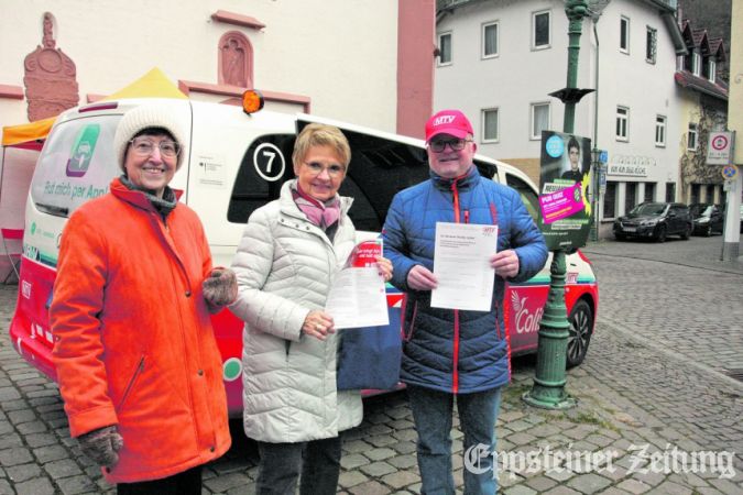 Edith Wißkirchen und Johanna Binder informieren sich bei Jörg Lunkenheimer über die Registrierung für den Colibri-Bus.Foto: bpa