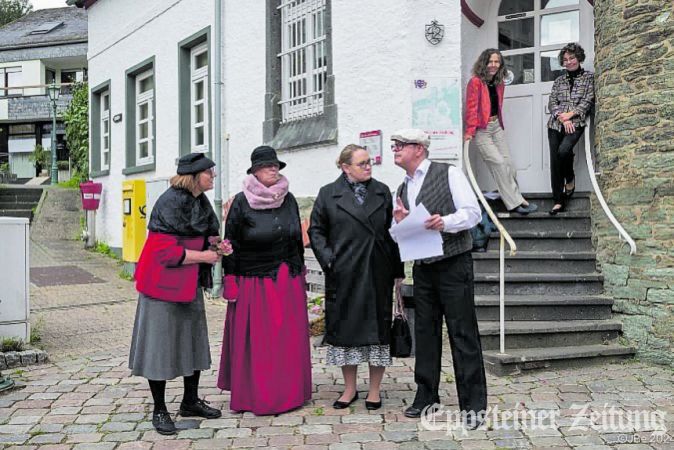 Historische Szene zum Abschluss des Herbstspaziergangs vor der Eppsteiner Zeitung.Foto: Jens Bergold